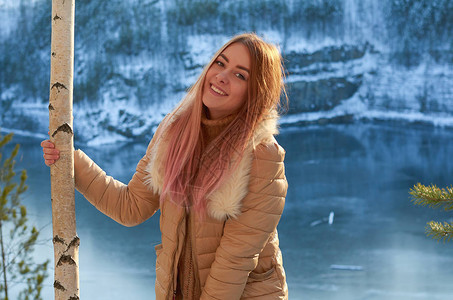 冬天在森林里的女孩在冰冻湖附近图片