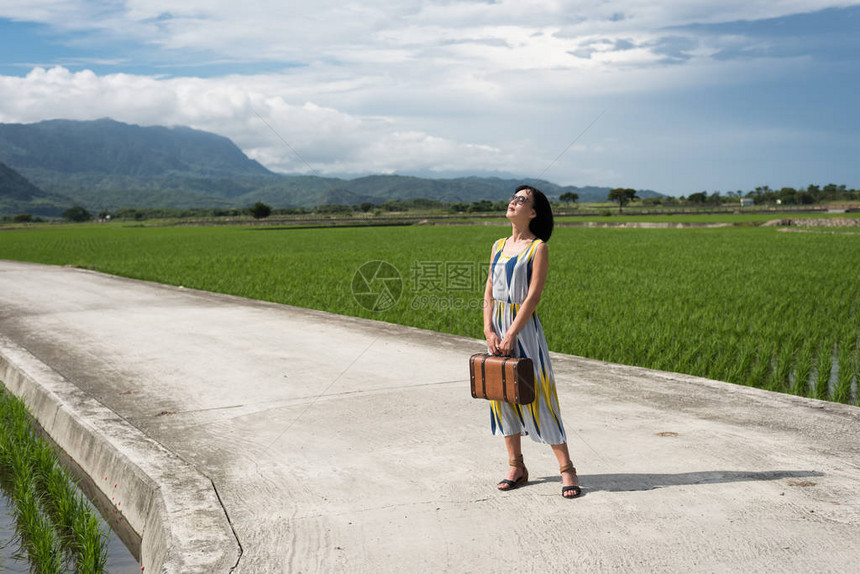 在农村的路上女人拿图片