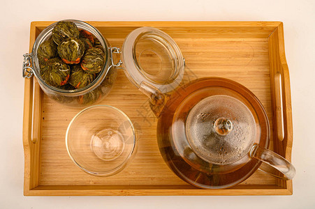 花茶在玻璃茶壶玻璃和罐子中酿造图片