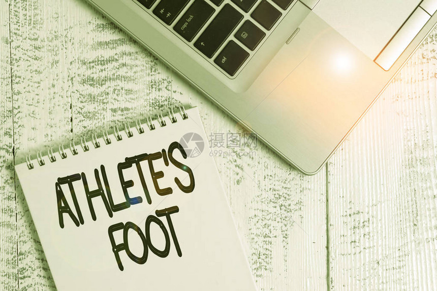 显示运动员脚的书写笔记以水泡为标志的足部真菌感染的商业概念顶级时尚金属笔记本电脑空白螺旋记事图片