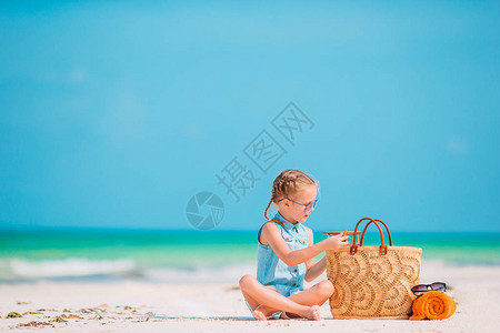 在白沙滩上快乐的小女孩小孩图片