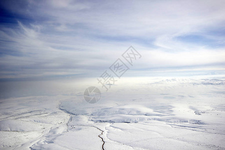 雪覆盖了山脉美图片