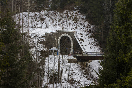 冬季喀尔巴阡山Yaremche村的山地铁路隧道和铁路图片
