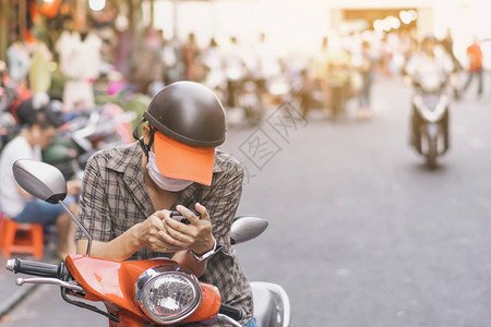 男旅游者在路边停了一辆摩托车图片