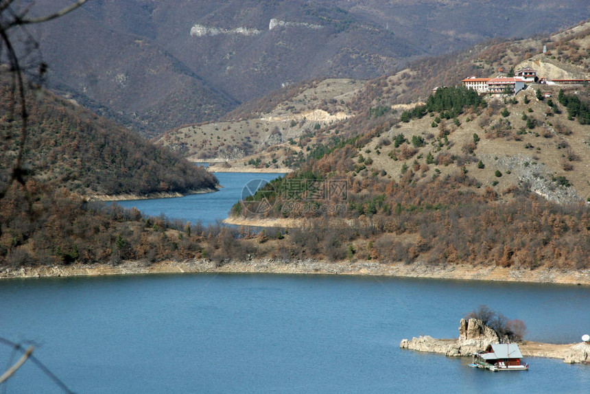 Vacha水库或Antonivanovtsi水库Cascade涉及树木水坝和四个发电站河上有TsankovKamak水坝和Kri图片