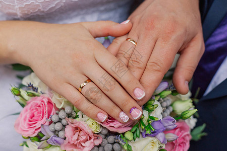 美丽的手和新婚夫妇的结婚戒图片