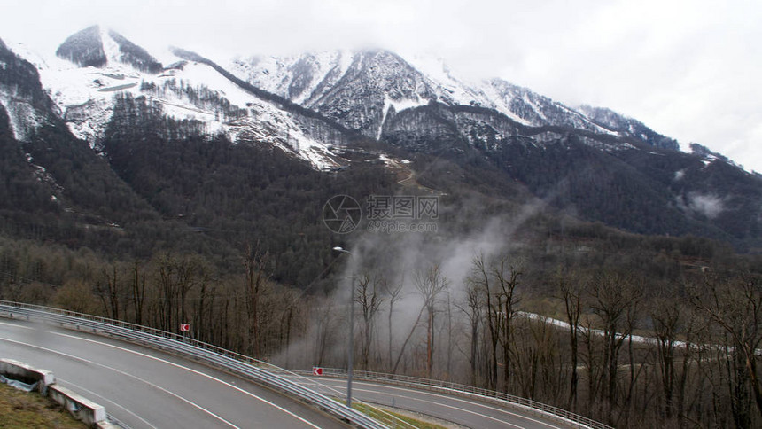 山上满是积雪的山地图片