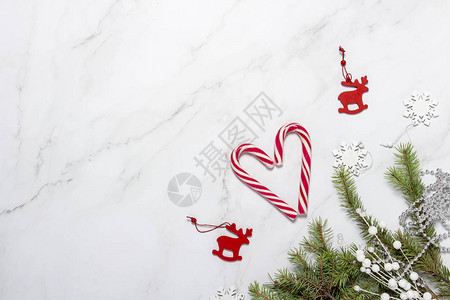 焦糖甘蔗雪花树枝和大理石背景的鹿概念情人节图片