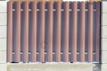 日光金属栅栏是棕色的特写图片