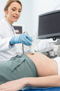 专业医生在诊所进行超声波扫描检查检查孕图片