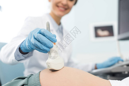 临床超声波扫描检查孕妇腹部的医生选择重点图片