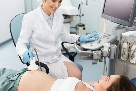 专业医生在诊所进行超声波扫描检查检查孕图片