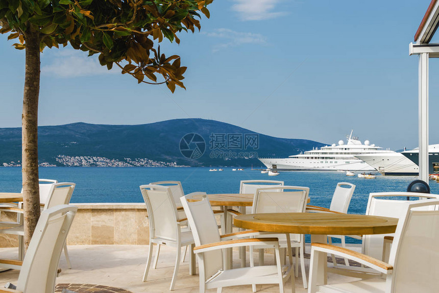 黑山提瓦特港豪华游艇背景上美丽舒适的街头咖啡馆图片