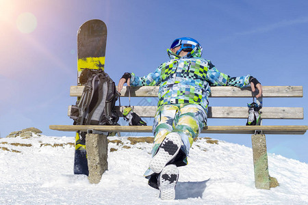 看着太阳和白雪阿尔卑斯山脉周围的风景图片