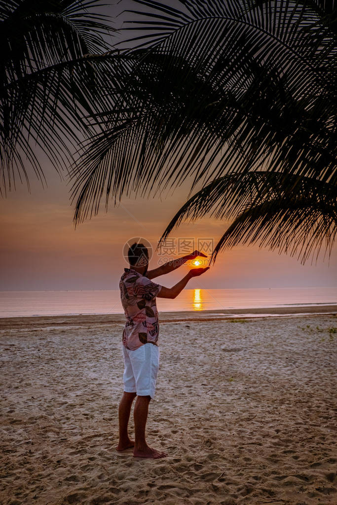 在泰国Chumphon地区海边看日落的人图片