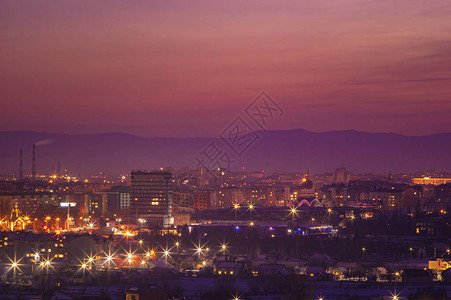 乌克兰城市和山丘的红日落天空环绕着乌克图片
