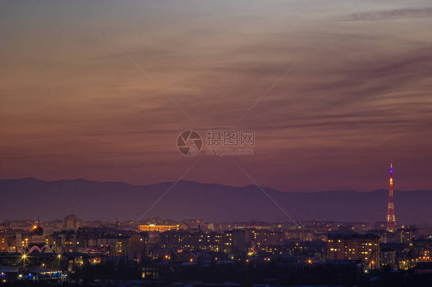 乌克兰城市和山丘的红日落天空环绕着乌克图片