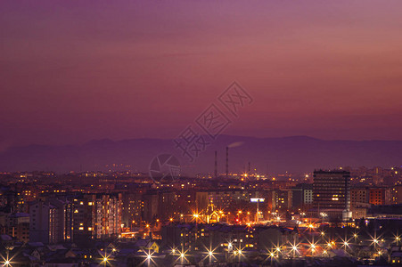 乌克兰城市和山丘的红日落天空环绕着乌克图片
