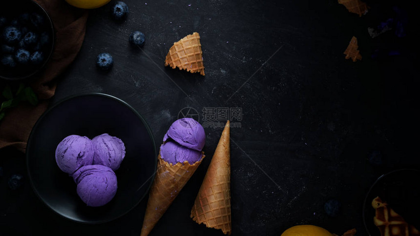以蓝莓味冰淇淋拖头华夫饼和黑桌背景复制空图片