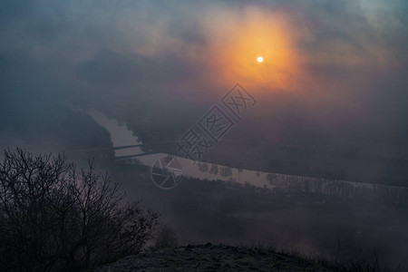 冬季清晨在Labe河和Litomeriice镇的Radobyl山图片