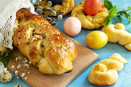 传统的意大利复活节面包环图片