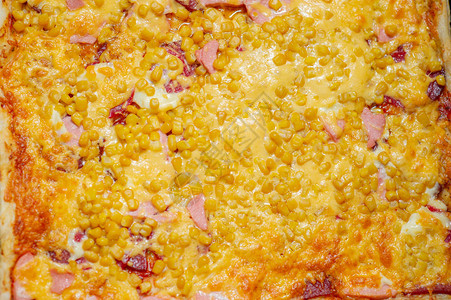 比萨自制玉米香肠奶酪用切达奶酪和玉米自制比萨图片