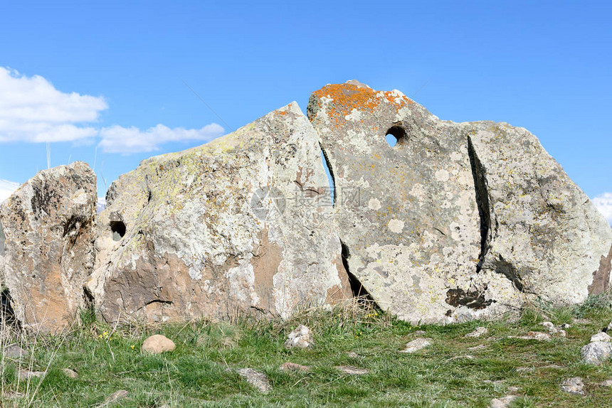 由数百块大型立石组成的古代巨石群图片