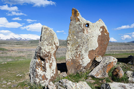 由数百块大型立石组成的古代巨石群高清图片