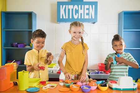 孩子们在玩具厨房做饭开心教育玩具和图片