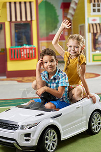 快乐的孩子们坐在玩具车里图片