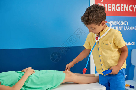 儿童扮演医生和病人图片