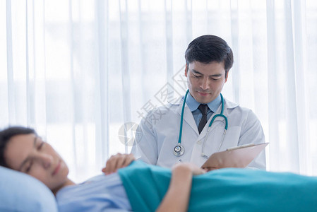 医生在医院或门诊部照顾生病的妇女图片