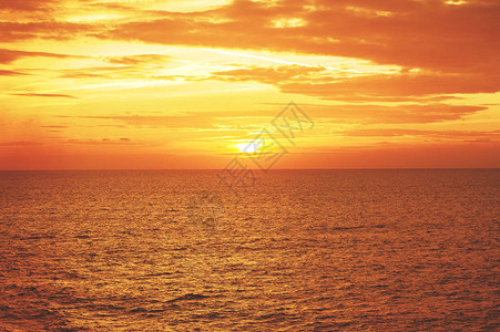 海面上美丽的金色日落太阳落在地平线后面图片
