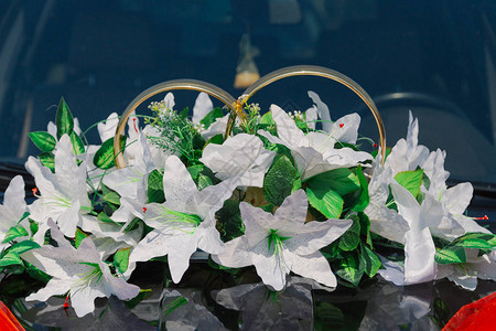 婚车上有美丽的花卉装饰图片