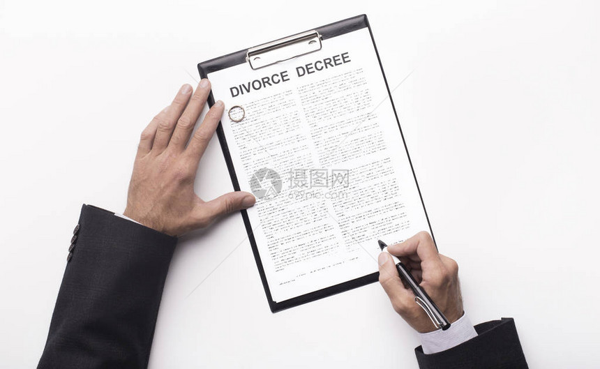 离婚的男人丈夫的手签署离婚法令取消婚姻图片