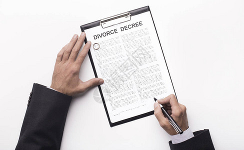 离婚的男人丈夫的手签署离婚法令取消婚姻图片