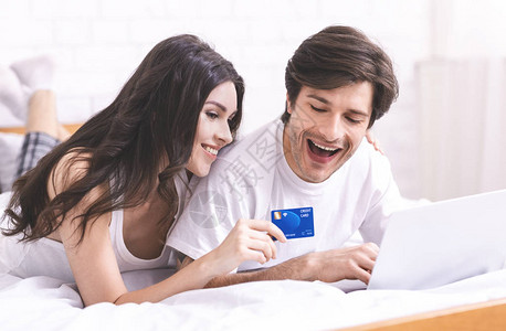 幸福的已婚夫妇在网上购物图片