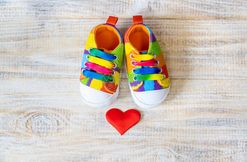 婴儿鞋和心脏在浅薄背景上有选择图片