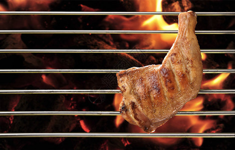 在火焰状烤架上烧烤鸡大腿的顶部视图图片