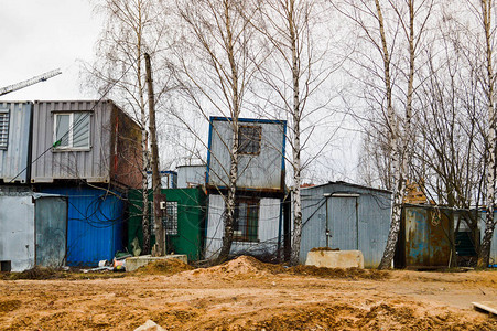 在工业建筑工地用集装箱建造的小型临时房屋为工人提供更衣室的模图片