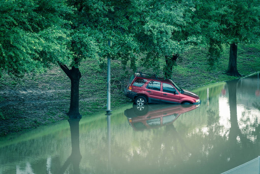美国得克萨斯州休斯顿市中心附近的洪水淹没了汽车在一条沉重的高水路的深水中被淹的汽车灾难机动车辆保险索赔主题图片