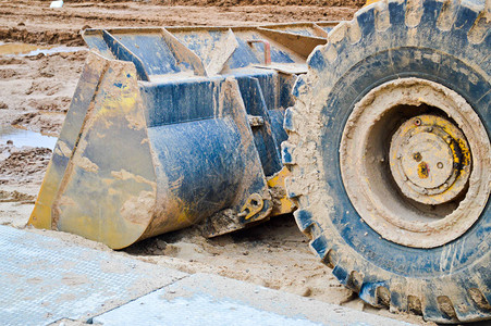 大型铁金属工业重型挖掘机推土机道路维修和开挖土方图片