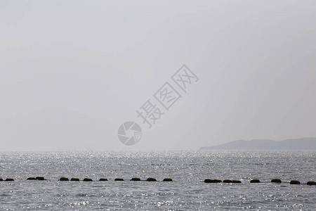 夜晚的大海月光皎洁浮标漂浮图片