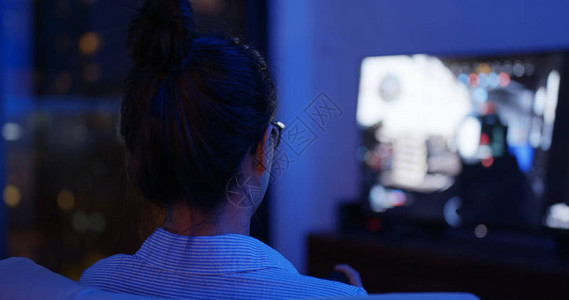 妇女晚上在家玩电子游戏图片
