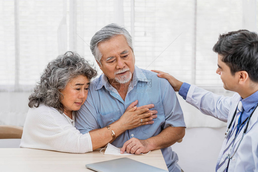 医生用听诊器在家听诊亚洲祖父母患者在家服务人寿保险长寿和老年社会保健预图片