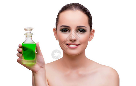 女人拿着一瓶绿图片