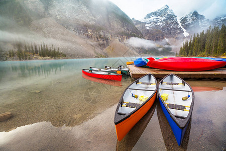 加拿大班夫公园冰碛湖美丽的碧绿海水图片