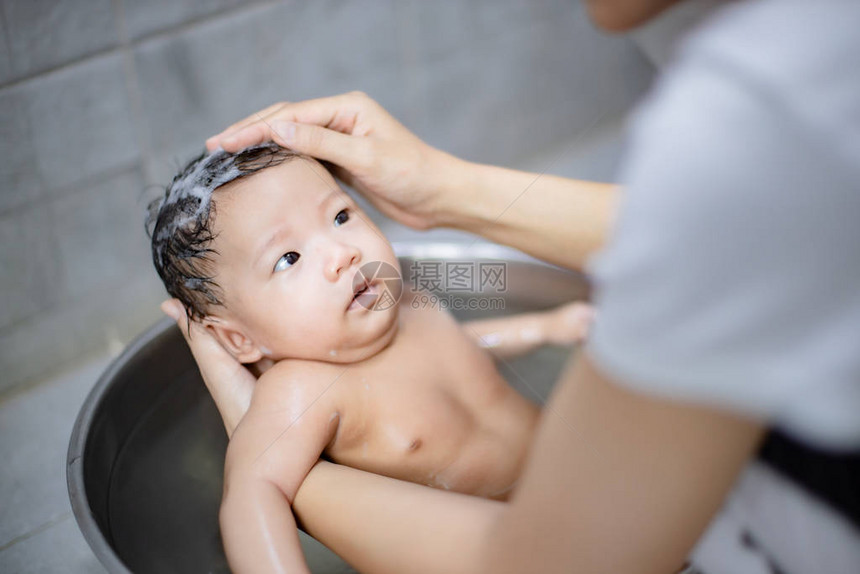 新生儿妈在盆里洗澡图片
