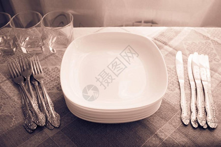 厨房桌上的餐具很多刀叉眼镜家里午餐变装风格背景图片