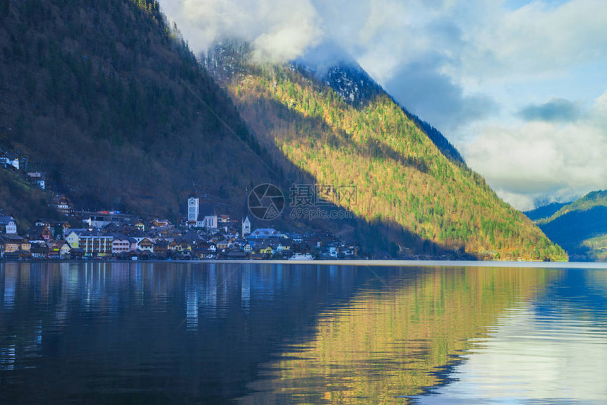 Hallstattersee湖上一个迷人的村庄和著名的旅游景点图片